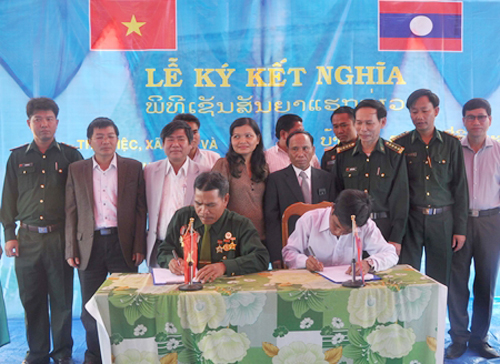 ພິທີເຊັນສັນຍາແຮກສ່ຽວ ລະຫວ່າງບ້ານຊາຍແດນ ຫວຽດນາມ-ລາວຢູ່ ແຂວງກອນຕຸມ